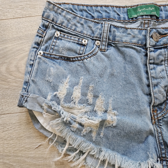 Signature Eight Denim Beachy Destroyed Distressed Hot Shorts Med - Picture 4 of 10